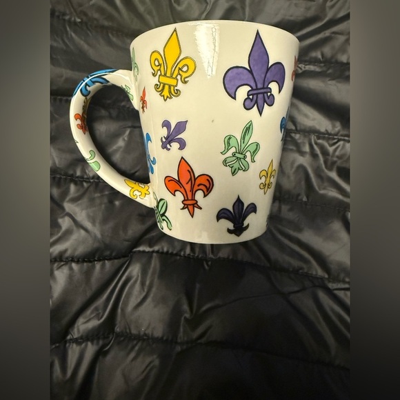 Louisiana coffee cup with Fleur de Lis inside & outside No chips or cracks. EUC - Picture 3 of 5